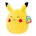 Squishmallows 25cm Pokemon Happy Pikachu - Squishmallows - Leksaksaffären