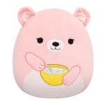 Squishmallows 30cm Hominy Bear - Squishmallows - Leksaksaffären